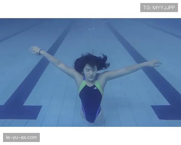 娜塔莉·考夫林雅典奥运辉煌时刻：泳池传奇的荣耀绽放