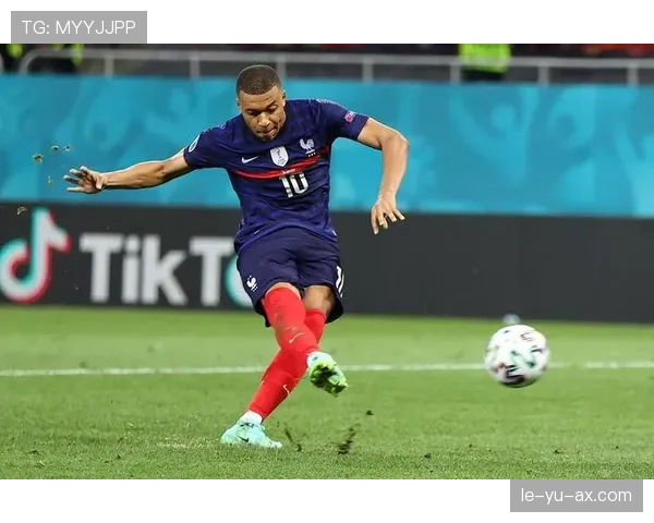 克罗斯诠释传奇中场风采，职业生涯与未来足球之路引关注