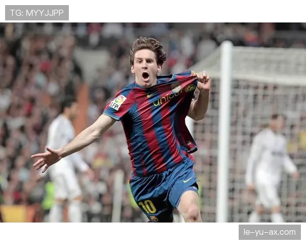 莱万多夫斯基百球里程碑引爆全球关注，状态火热延续巅峰表现