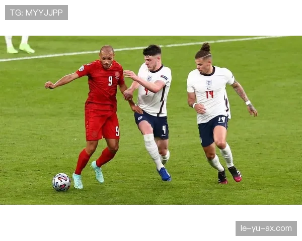 厄德高与穆西亚拉：技术型中场的战术角色与风格差异