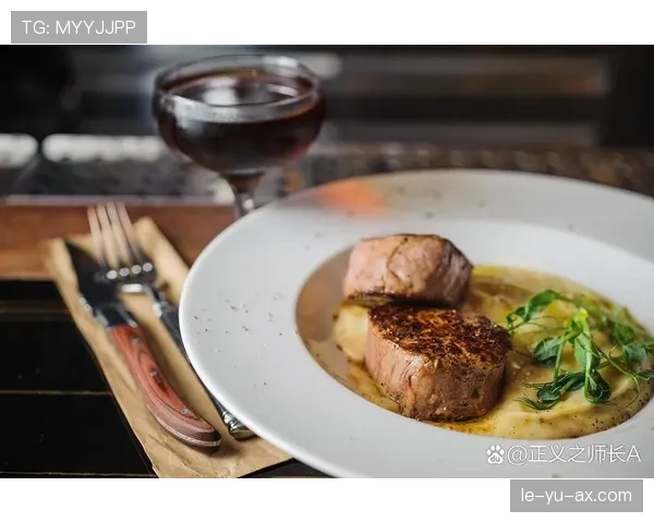 菲尔普斯这日常到底有多魔幻？泳池边一边煎烤牛排一边数金子吧！