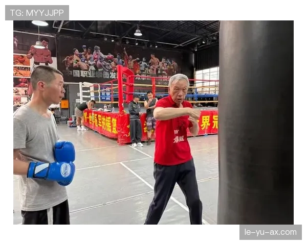 徐灿训练完直接去菜市场砍价，拳台下活得比谁都接地气